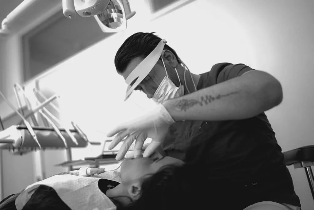 Tandläkare under behandling hos Sätra Tandkliniken